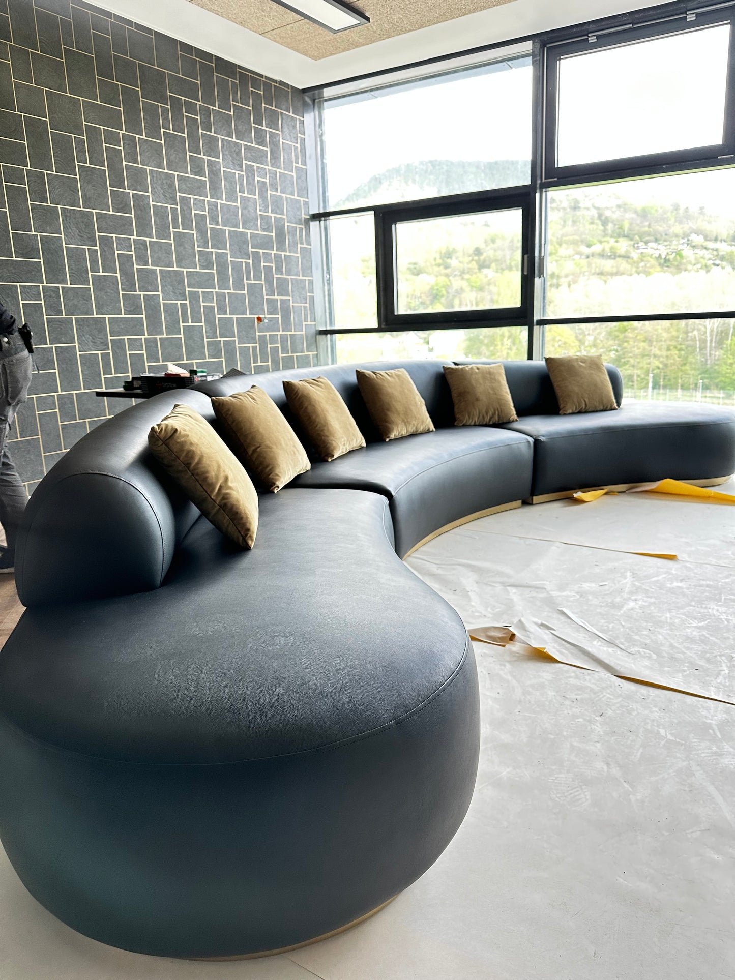 S2017 Ledersofa in geschwungener Form