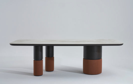 T1202 Esstisch mit Keramikplatte und Lederdetails