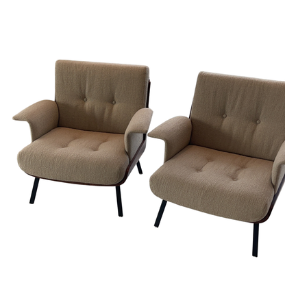 A2001 Beiger Sessel mit Holzrahmen