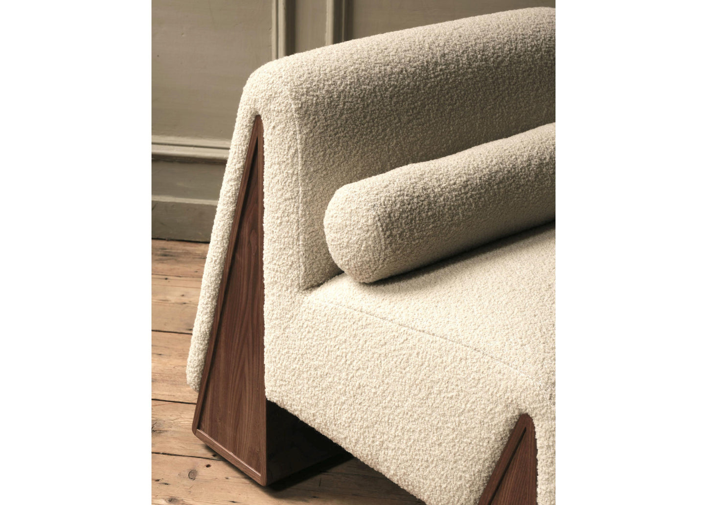 A0132 Sessel mit Nussbaum-Details