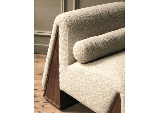 A0132 Sessel mit Nussbaum-Details