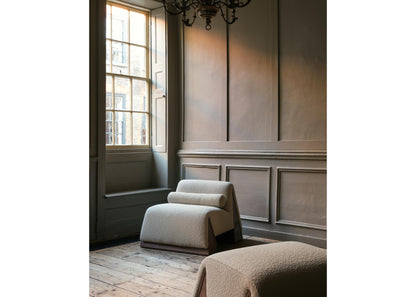 A0132 Sessel mit Nussbaum-Details