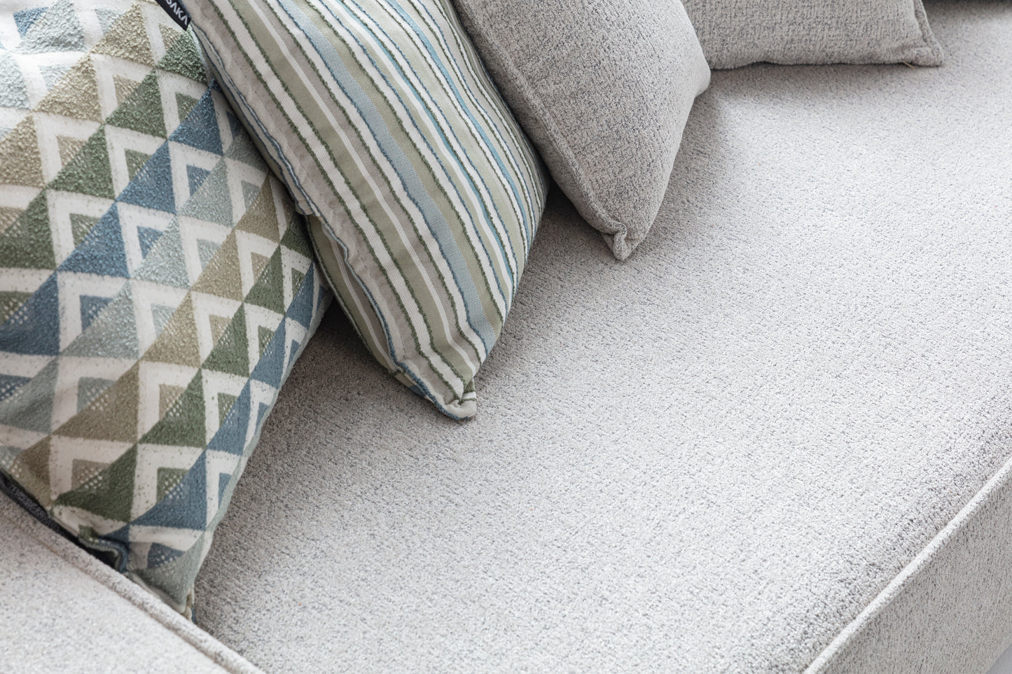 S0101 Stoffsofa in Grau