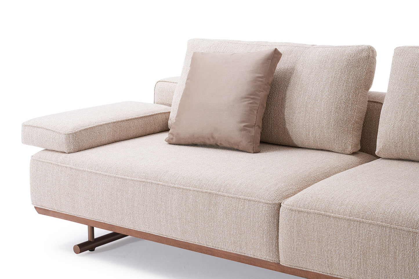 S0601 Stoffsofa mit Holz- und Metalldetail