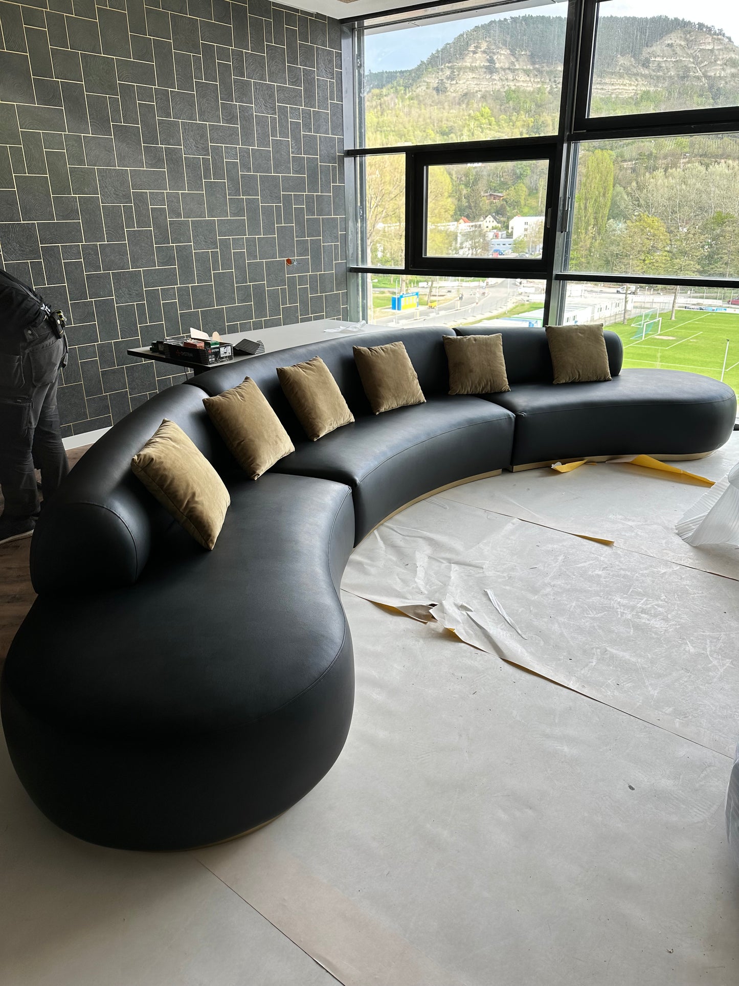 S2017 Ledersofa in geschwungener Form