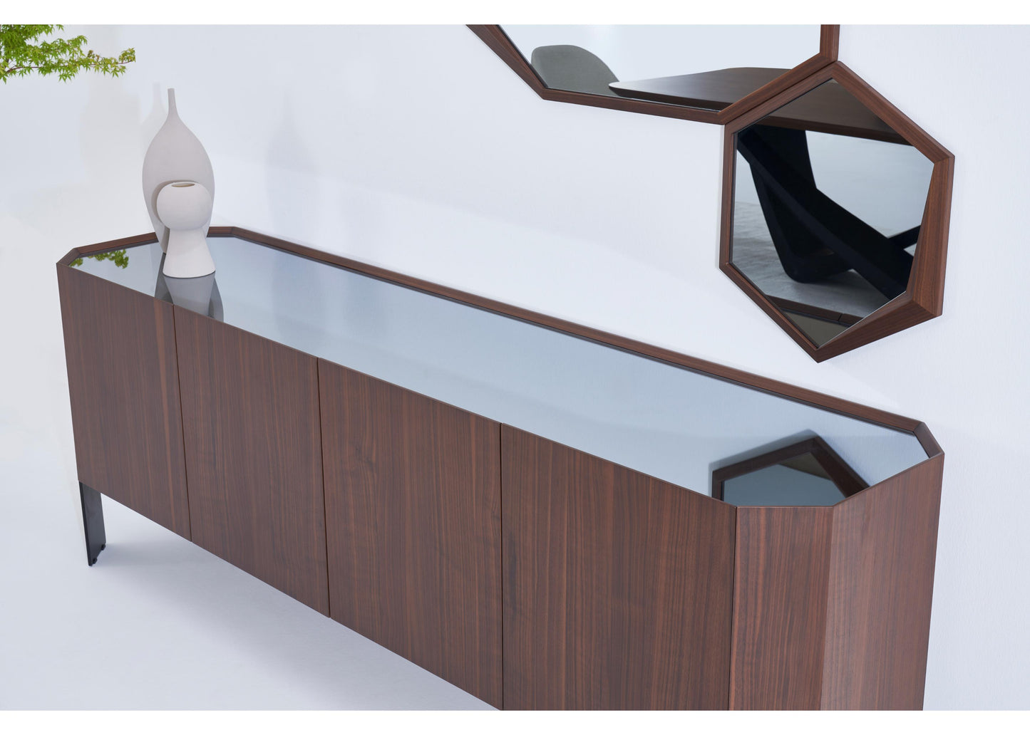 SB1201 Sideboard mit Glasplatte und Nussbaum