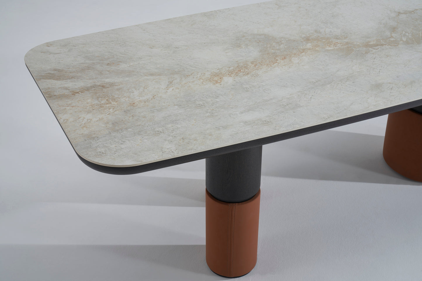 T1202 Esstisch mit Keramikplatte und Lederdetails
