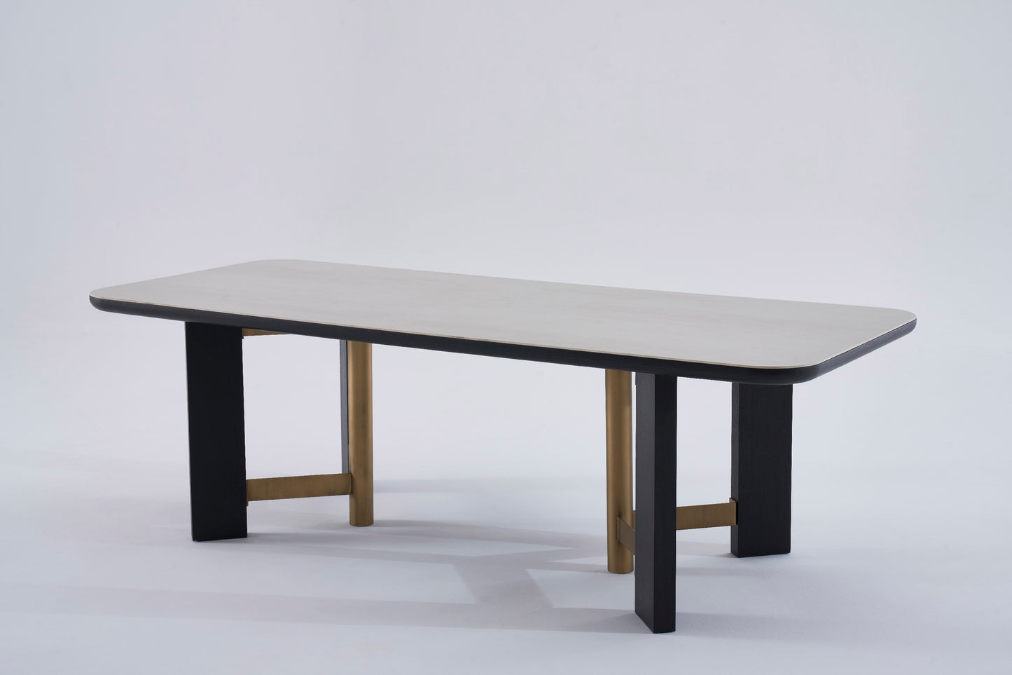 T1203 Esstisch mit Messingdetails