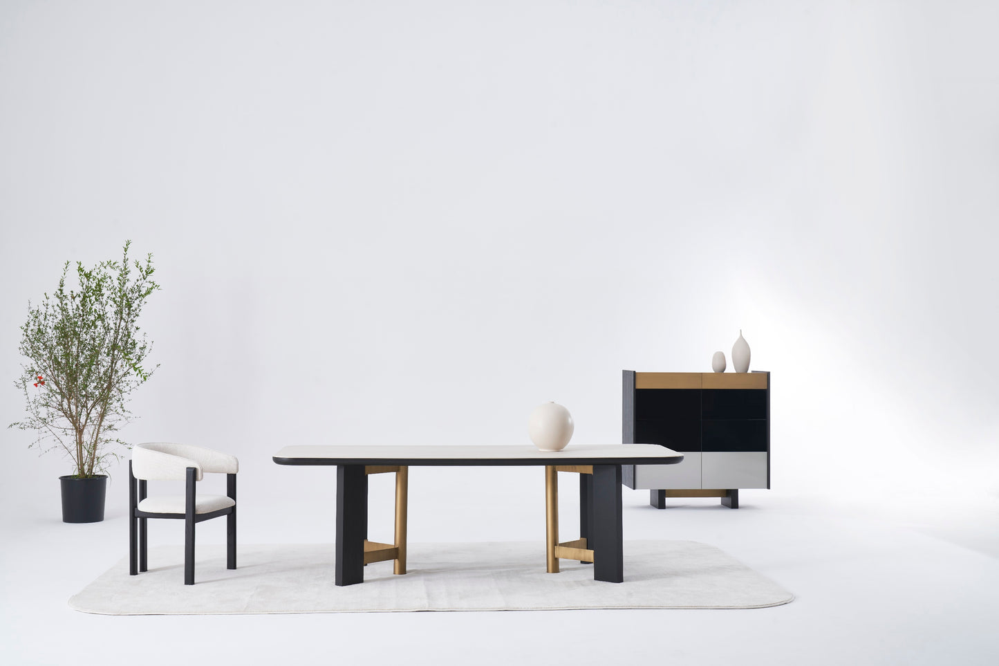 T1203 Esstisch mit Messingdetails