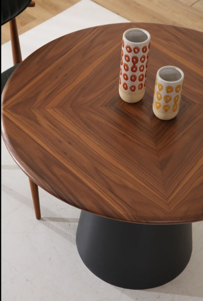 T1402 Runder Tisch aus Nussbaumholz