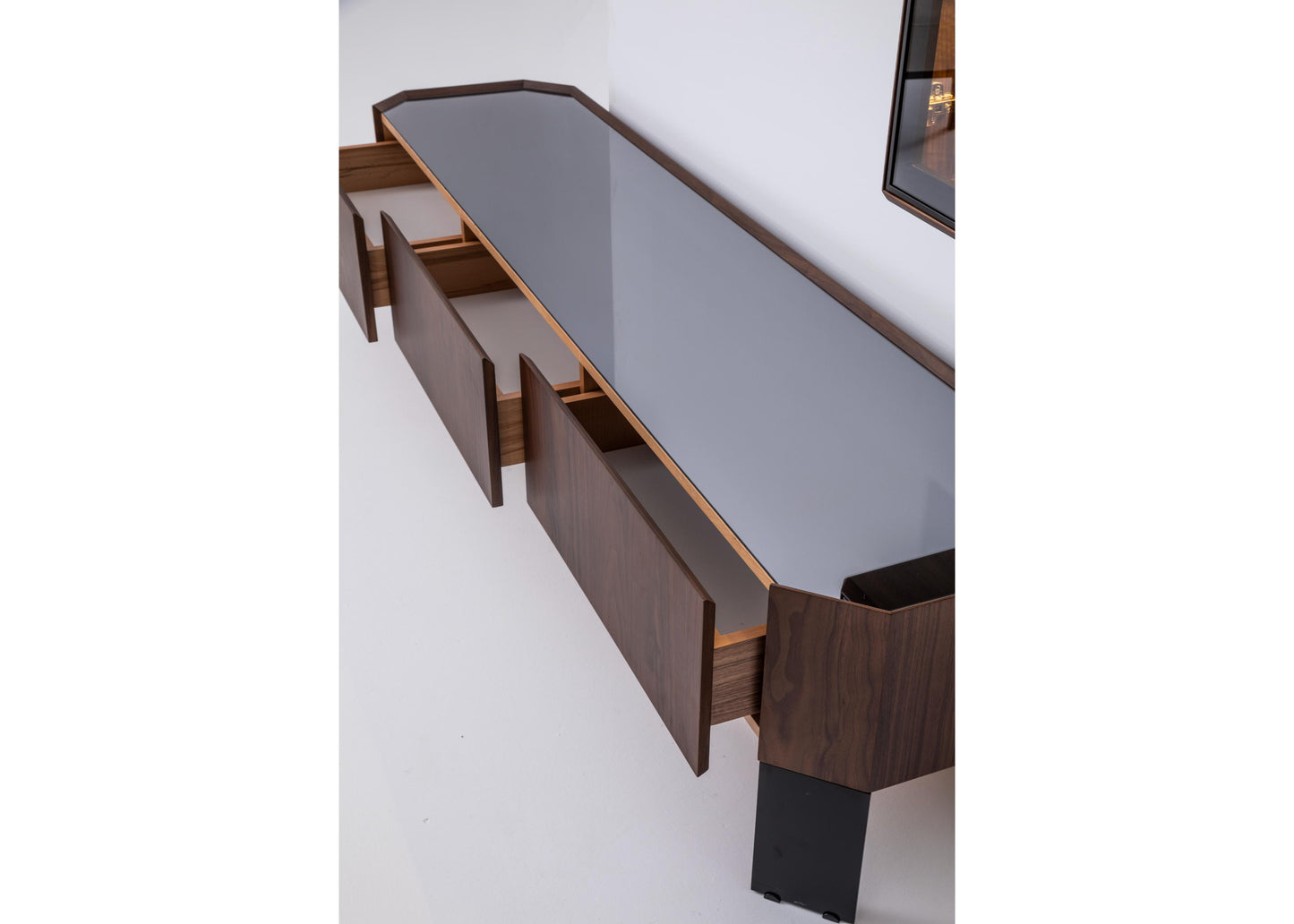 TU1205 TV-Möbel aus Nussbaum