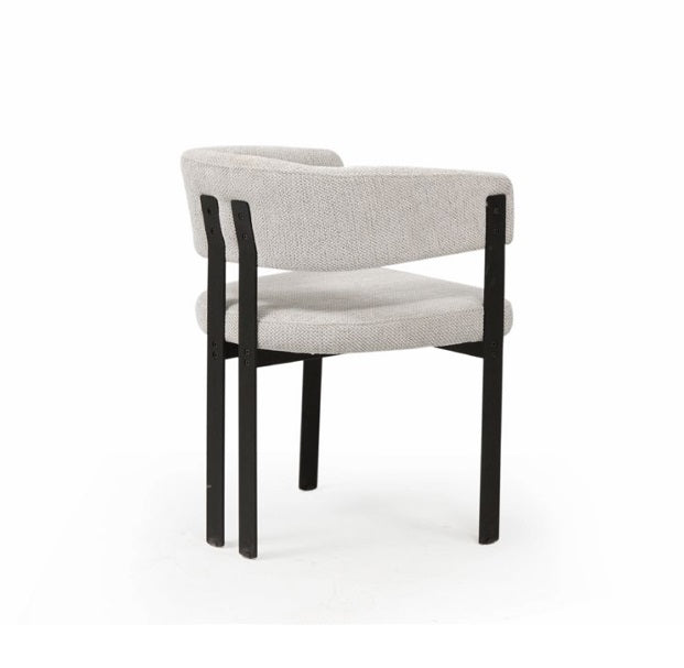 C0210 Stuhl mit Metallbeinen